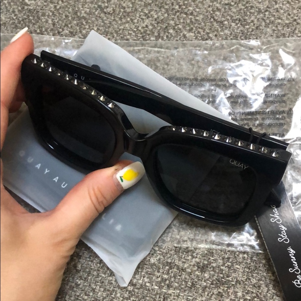 QUAY Icy Studs • Black Stud/Smoke Sunglasses - Picture 6 of 6